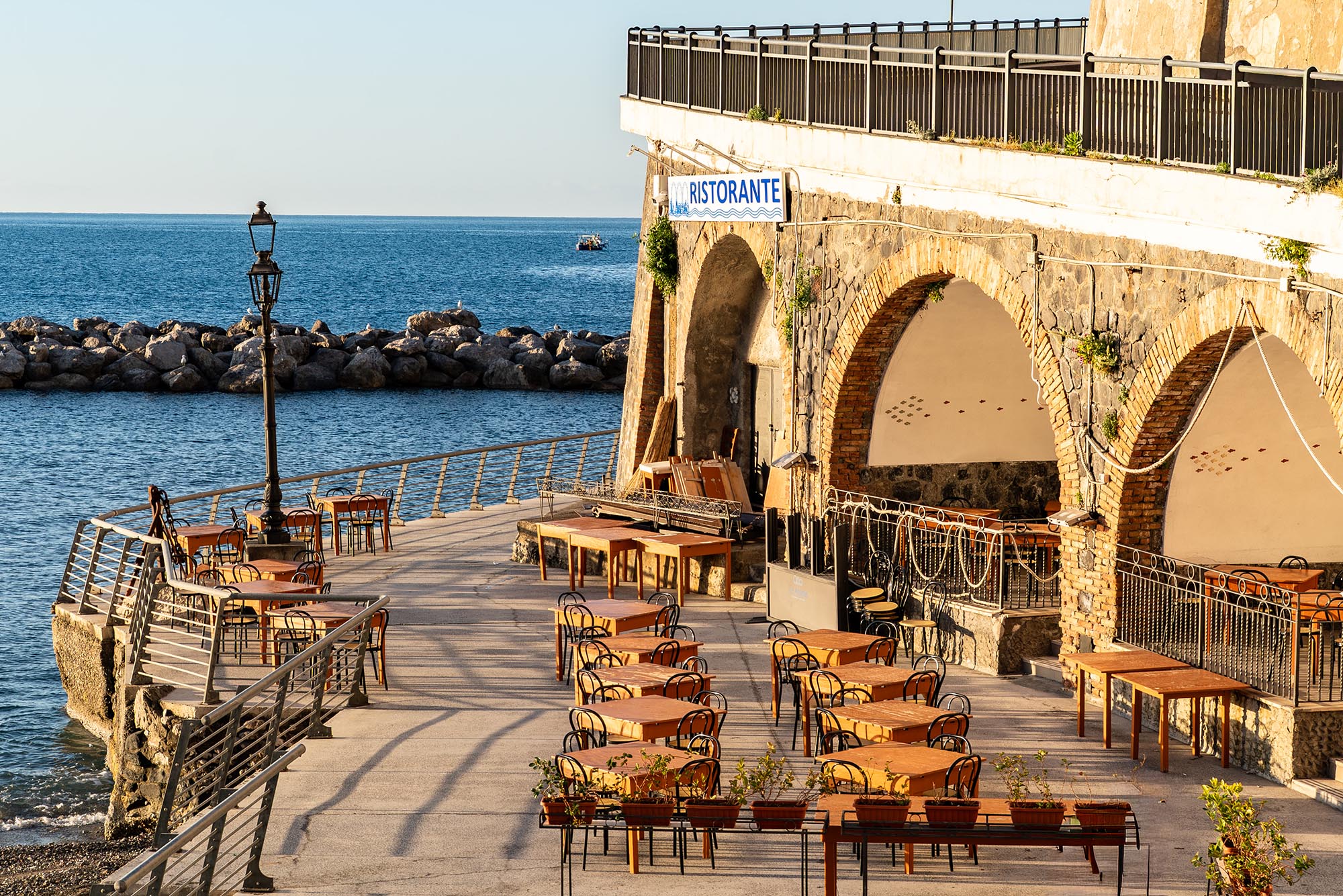 Le Arcate ad Atrani — sala sotto le antiche arcate